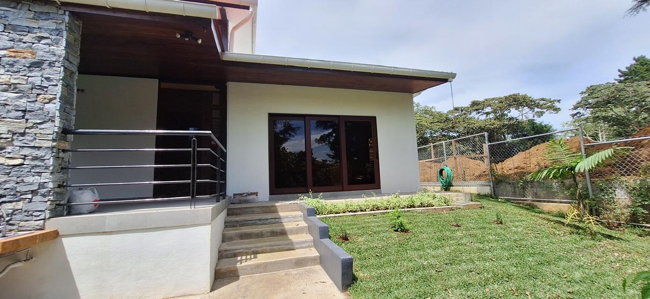 Casa de campo Ataco · Detalle de acabados y acceso lateral