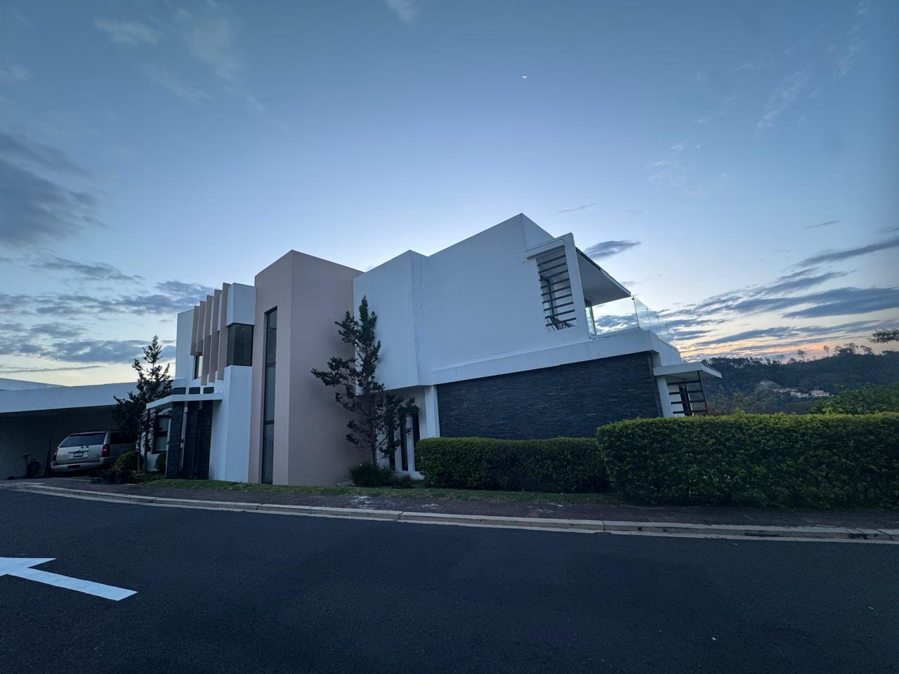 Res. Los Sueños · Fachada frontal al atardecer