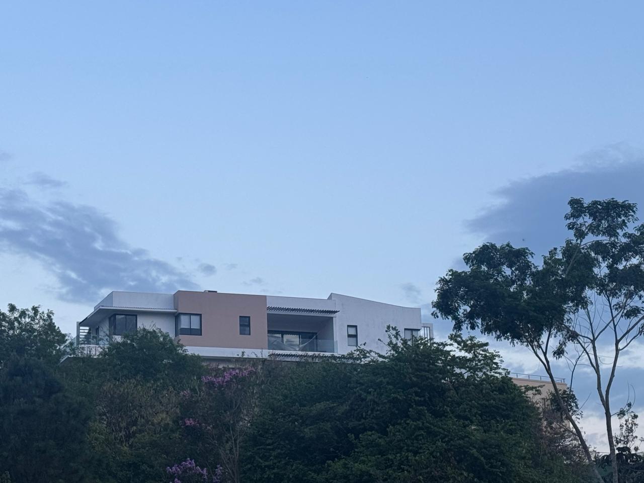 Res. Los Sueños · Fachada principal de día