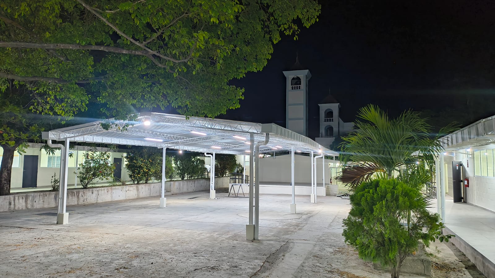 Cancha techada y área de recreo · noche