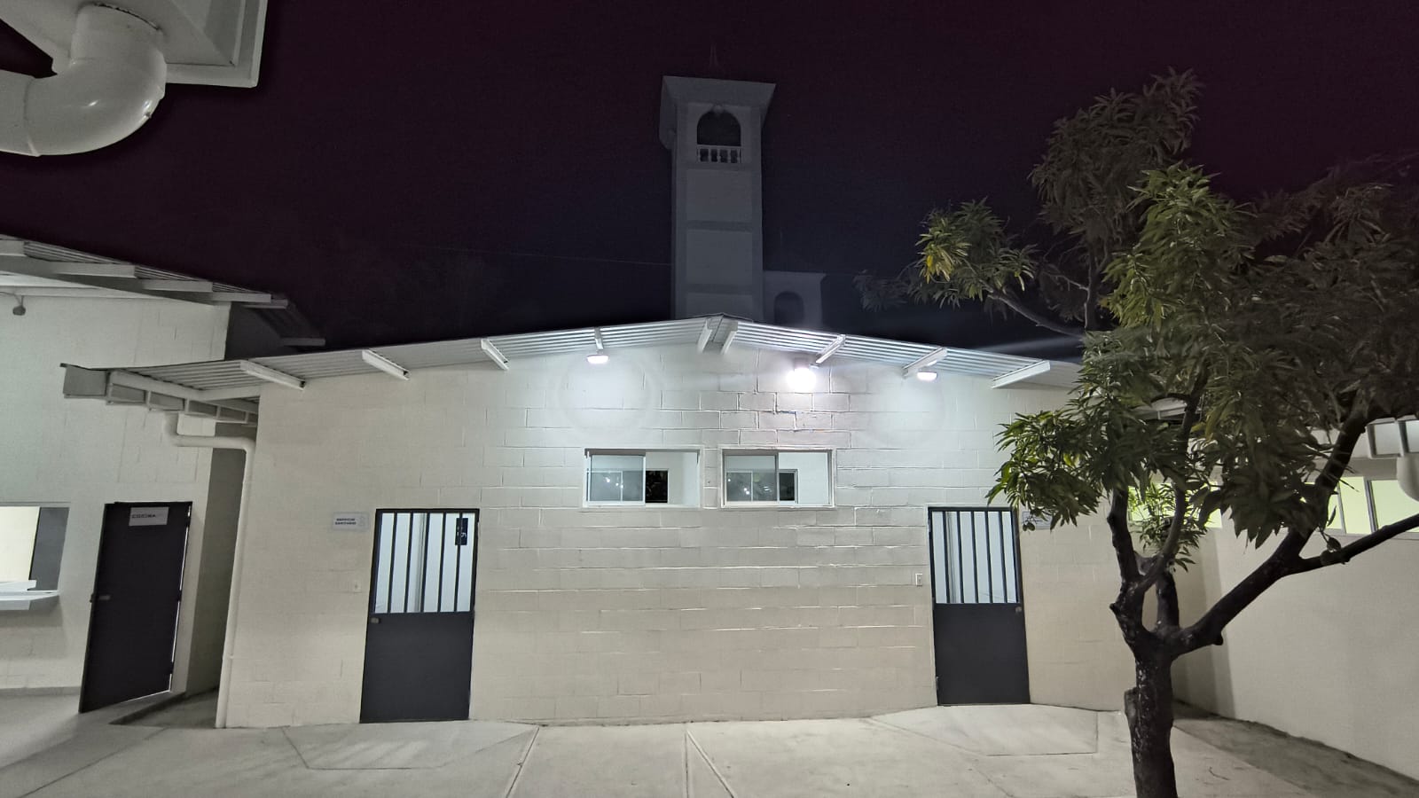 Módulo de servicios sanitarios · noche