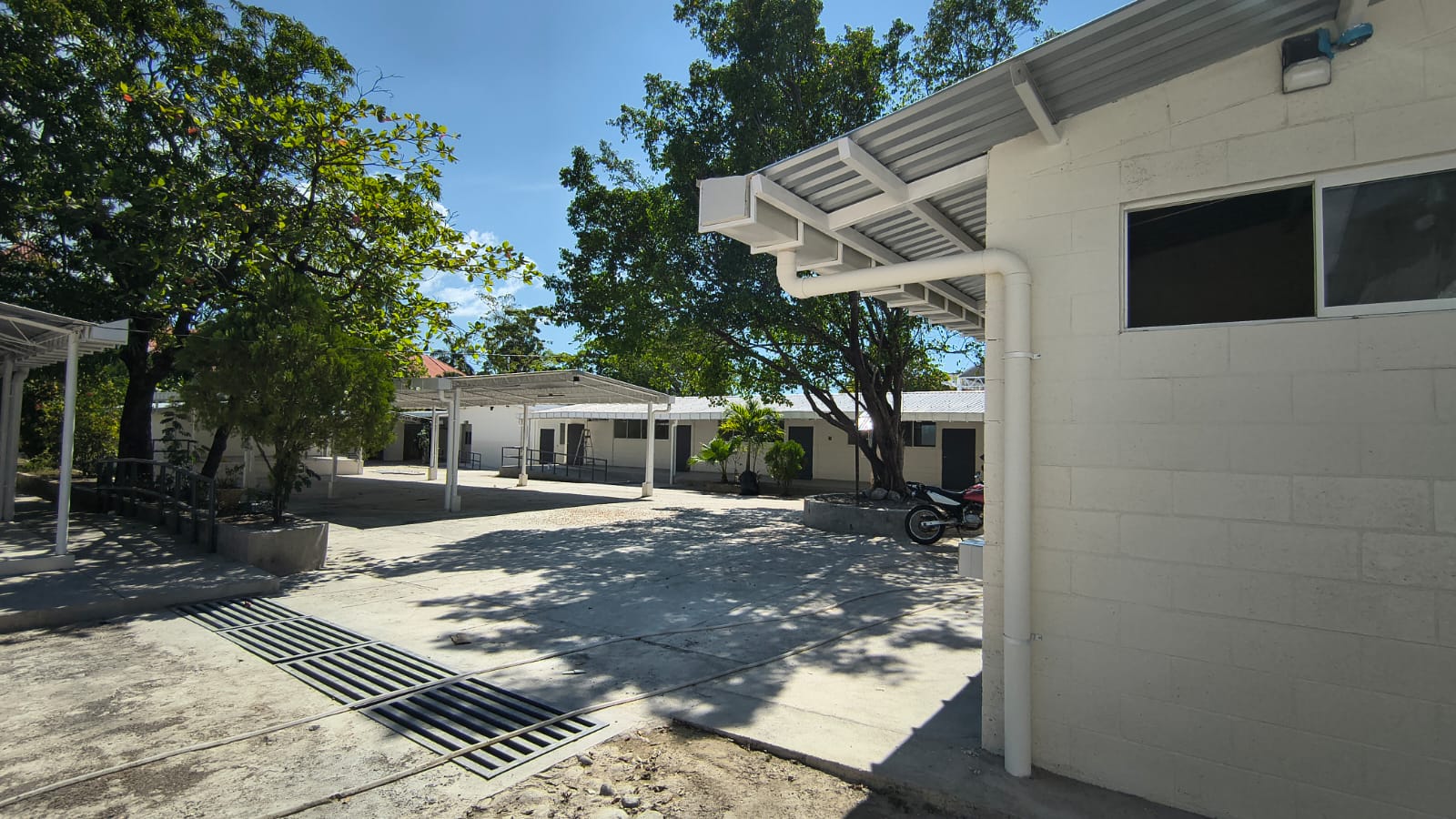 Patio exterior con pasillos cubiertos de día